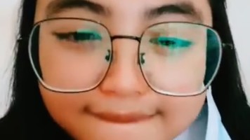 Piyu Buka Kutang Hitam