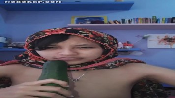 ABG Jilbab Gesek Meki Pakai Timun