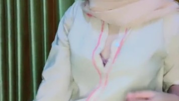 Bokep Jilbab Buka Kancing Tika Ukhty Cantik Pamer Belahan